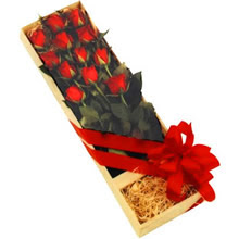 kutuda 12 adet kirmizi gül   Ankara çiçek yolla 