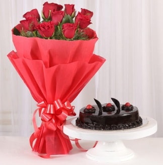 10 Adet kırmızı gül ve 4 kişilik yaş pasta  Ankara internetten çiçek satışı 